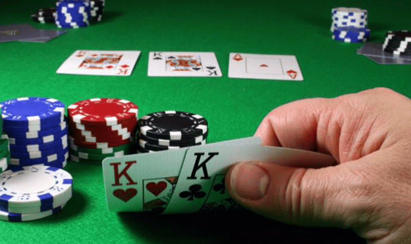 Hướng dẫn chơi Poker dễ thắng tại AE888