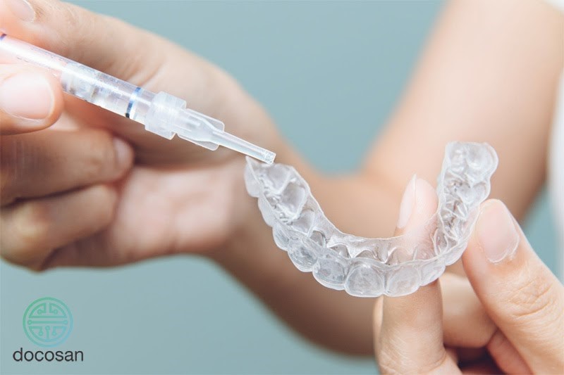 Sử dụng bộ sản phẩm tẩy trắng răng tại nhà - Cách tẩy trắng răng bị ố vàng hiệu quả